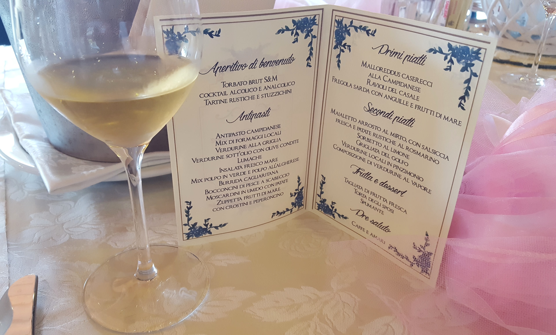 Realizzazione grafica e impaginazione di un menu A5 - da distribuire nei vari tavoli - per un matrimonio.